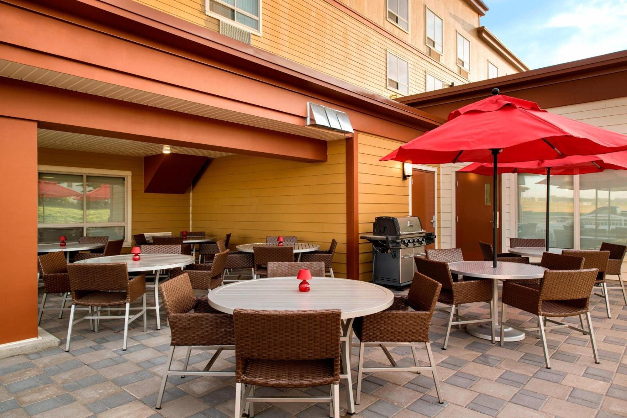 Towneplace Suites By Marriott Red Deer Exterior photo